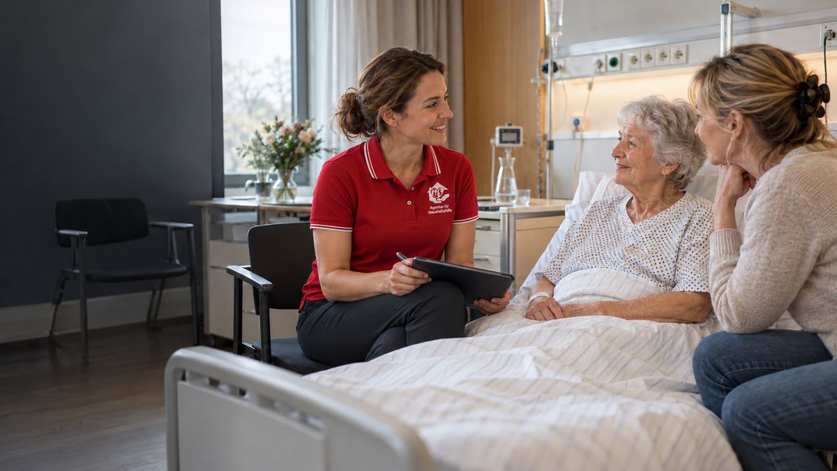 Mitarbeiterin der Agentur für Haushaltshilfe bespricht am Klinikbett mit Patientin und Tochter die Zeit nach der Entlassung